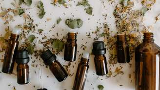 Entenda como os aromas do óleo essencial podem te ajudar a acalmar