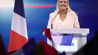 Marine Le Pen discursa no Congresso do partido Reunião Nacional em Orléans, prometendo um “renascimento” nacional antes da eleição presidencial de 2027.