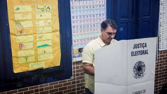 O candidato do PL, Flávio Bolsonaro, vota no Rio de Janeiro.