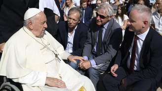 De óculos escuros, Nestor Lodetti, representando o Manezinhos, em encontro com o papa Francisco, em setembro de 2023, durante campeonato no Vaticano.