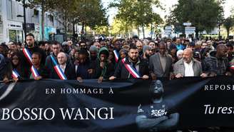 Centenas de pessoas participam de manifestação em homenagem a Pengo Bossio Wangi, lutador de MMA de 26 anos morto em um atentado racista em Trappes, na região de Paris. 24 de outubro de 2026.