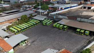 Garagem de ônibus em Teresina (PI) com vários veículos parados; foto seria deste domingo, 25