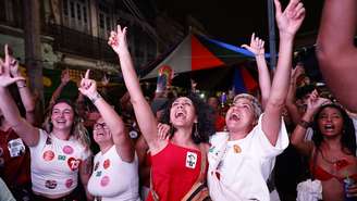 Eleitoras de Lula celebram no Rio de Janeiro, Brasil, em 25 de outubro de 2026. 