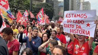 Apoiadores de Lula lotaram a Avenida Paulista na tarde de sábado, véspera da eleição presidencial. (24/10/2026)