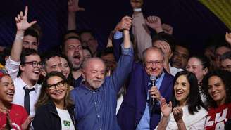 Lula, cercado por apoiadores como o vice-presidente Geraldo Alckmin, em discurso de vitória