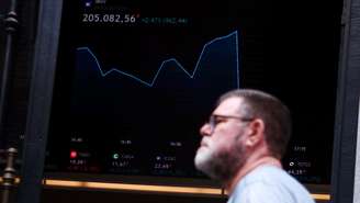 Um painel eletrônico na bolsa de valores de São Paulo exibe a movimentação do mercado financeiro após a reeleição de Lula, nesta segunda-feira (26/10)