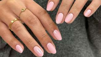 Das unhas com brilho molhado às versões com desenhos discretos, há opções para diferentes estilos e comprimentos