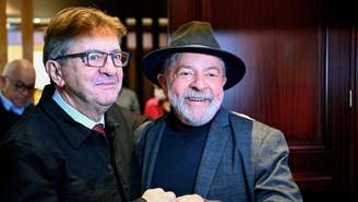 O líder do partido França Insubmissa (esquerda radical), Jean-Luc Mélenchon (à esquerda), cumprimenta o ex-presidente do Brasil Luiz Inácio Lula da Silva antes de uma reunião em Paris, em 17 de novembro de 2021.