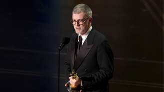 Paul Thomas Anderson recebe o prêmio de Melhor Direção por "Uma Batalha Após a Outra" no palco da 98ª cerimônia do Oscar, em março de 2026