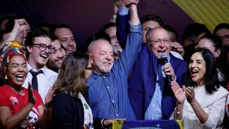 O presidente Lula comemora a vitória ao lado da esposa, Rosângela "Janja" da Silva, e do vice-presidente Geraldo Alckmin, em São Paulo, 25 de outubro de 2026.