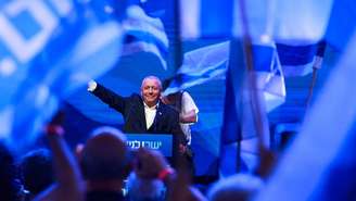 O candidato Gadi Eisenkot saúda a multidão durante um comício de seu partido, Yashar, às vésperas das eleições legislativas israelenses. Tel Aviv, 25 de outubro de 2026.