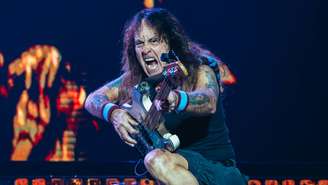 Steve Harris durante show do Iron Maiden em São Paulo em 2026