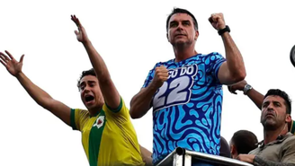 Imagem de Flávio Bolsonaro em cima de um caminhão de som
