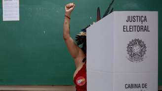 Mulher indígena votando em Brasília