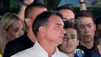 Flávio Bolsonaro é alvo de pedido de perda de mandato e corte de salário após viagem aos EUA