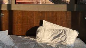 Sem ideias para a parede da cama? Confira dicas sobre quadros, espelhos e prateleiras para decorar o quarto com harmonia e segurança