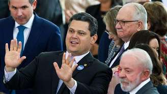 Davi Alcolumbre, presidente do Senado, aprovou uma série de pautas relevantes ao governo Lula na reta final da eleição, como o fim da escala 6x1, para tentar garantir a manutenção do seu cargo, diz Abranches