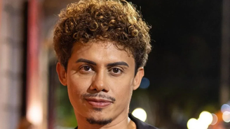 Silvero Pereira publica foto com o namorado e revela felicidade com a relação