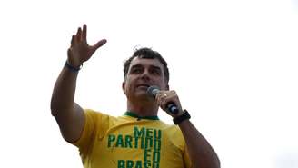 Buscas ocorrem após Flávio Bolsonaro, alvo de duas investigações que tramitam no STF, deixar o Brasil na terça
