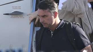 Flávio Bolsonaro desembarca do avião após chegar ao Aeroporto Executivo Opa Locka, em Miami, Flórida. O senador derrotado nas eleições deixou o Brasil, apesar de uma ordem judicial proibindo-o de sair do país.