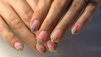 As unhas ganham versões delicadas ou mais ousadas com cores suaves, desenhos florais e efeitos que destacam a manicure
