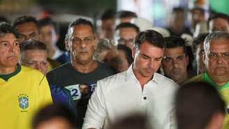 Flávio Bolsonaro ao lado de aliados após derrota