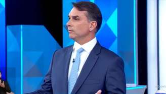 Fora do Brasil: entenda se Flávio Bolsonaro perderá o salário de 46 mil reais