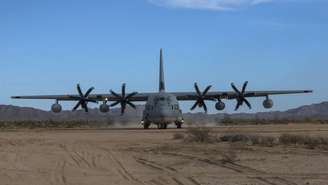 Avião militar Lockheed Hércules C-130, pertencente à Marinha dos Estados Unidos