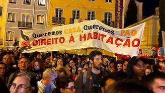Milhares de pessoas foram ao Parlamento exigir o direito à habitação em Lisboa, 27 de outubro de 2026.