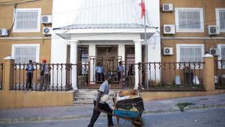 Frente da sede do Conselho Eleitoral do Haiti (CEP) após o anúncio do adiamento da primeira eleição presidencial do país em dez anos, devido à insegurança persistente, em Porto Príncipe, Haiti, em 7 de outubro de 2026.