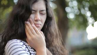 O frio chegou e seus dentes começaram a doer? Entenda quando o incômodo é sinal de alerta