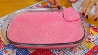 A receita de gelatina leva poucos ingredientes, pode ser feita em diferentes sabores e ganha uma consistência mais cremosa