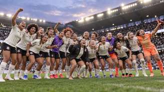 Jogadoras do Corinthians festejando