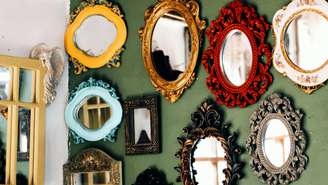 Descubra dicas práticas para combinar espelhos de diferentes formatos, tamanhos e molduras. Transforme a decoração da sua casa com estilo e equilíbrio