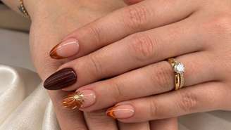 As unhas podem entrar no clima do Halloween com bases neutras, tons escuros e detalhes temáticos mais sutis