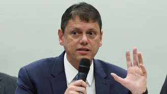 Em primeira entrevista após ser reeleito, o governador também revelou o conselho dado antes de Flávio deixar o país e publicar a carta