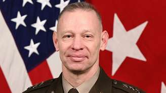 O Tenente-General do Exército dos EUA, Brett Sylvia, ex-Diretor de Estratégia, Planos e Políticas, J5, Estado-Maior Conjunto/Membro Sênior da Delegação dos Estados Unidos