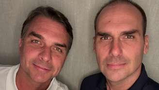 Eduardo Bolsonaro (à direita) publicou em suas redes sociais uma imagem do reencontro com o irmão, após a chegada de Flávio nos Estados Unidos.