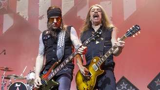 Rachel Bolan e Scott Hill durante show do Skid Row em 2023