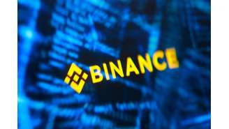 Nesta ilustração, tirada em 30 de outubro de 2026, é possível ver o logotipo da Binance e um código hacker
