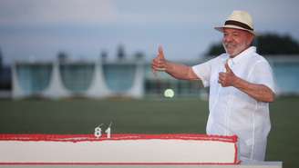 Lula com um bolo de aniversário de 81 anos.