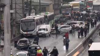 Motorista infartou no volante e causou engavetamento na Dutra, no RJ