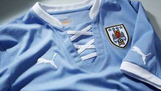 <p>A Puma divulgou nesta quinta-feira a nova camisa da seleção uruguaia, na tradicional cor azul-celeste, que a equipe usará na Copa das Confederações de 2013, no Brasil</p>