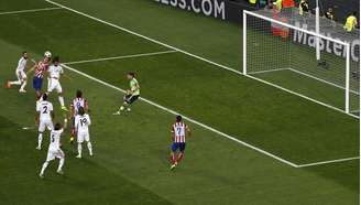 Aos 36min, após levantamento na área, o uruguaio Godín subiu mais do que a zaga do Real Madrid e encobriu o adiantado goleiro Casillas