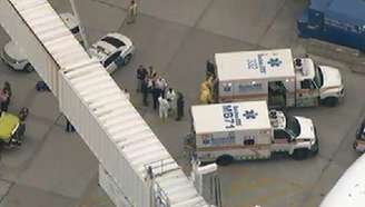 <p>Várias ambulâncias foram enviadas para o local, e equipes com trajes de proteção entraram na aeronave para inspecioná-la</p>