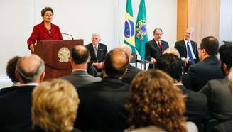 Dilma Rousseff discursa durante posse do novo ministro da Secretaria de Assuntos Estratégicos (SAE), Roberto Mangabeira Unger