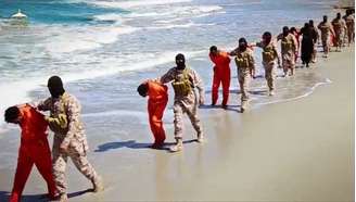 Homens vestidos com roupas laranja são levados para uma praia para serem executados por membros do Estado Islâmico
