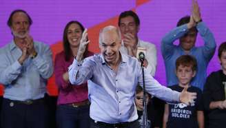 Candidato da situação, Horacio Rodríguez Larreta, comemora vitória em Buenos Aires, mas terá que disputar 2º turno 