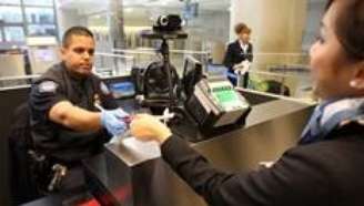A revista dos dispositivos eletrônicos acontece uma vez que o viajante passa pelo controle de vistos e passaporte