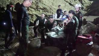 Equipes de resgate durante operação em caverna de Tham Luang, na Tailândia
Marinha da Tailândia/via Reuters